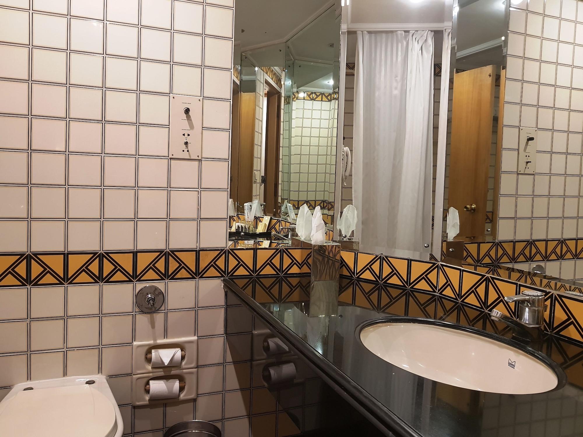 Отель Taj Banjara Хайдарабад Экстерьер фото Bathroom in a hotel