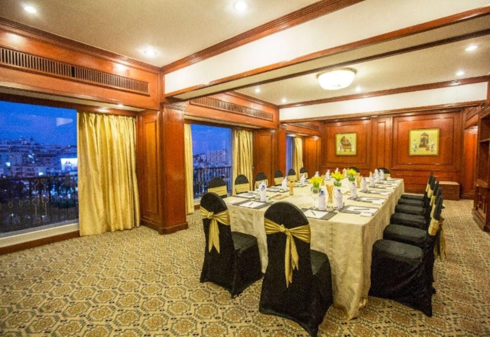 Отель Taj Banjara Хайдарабад Экстерьер фото The Royal Suite