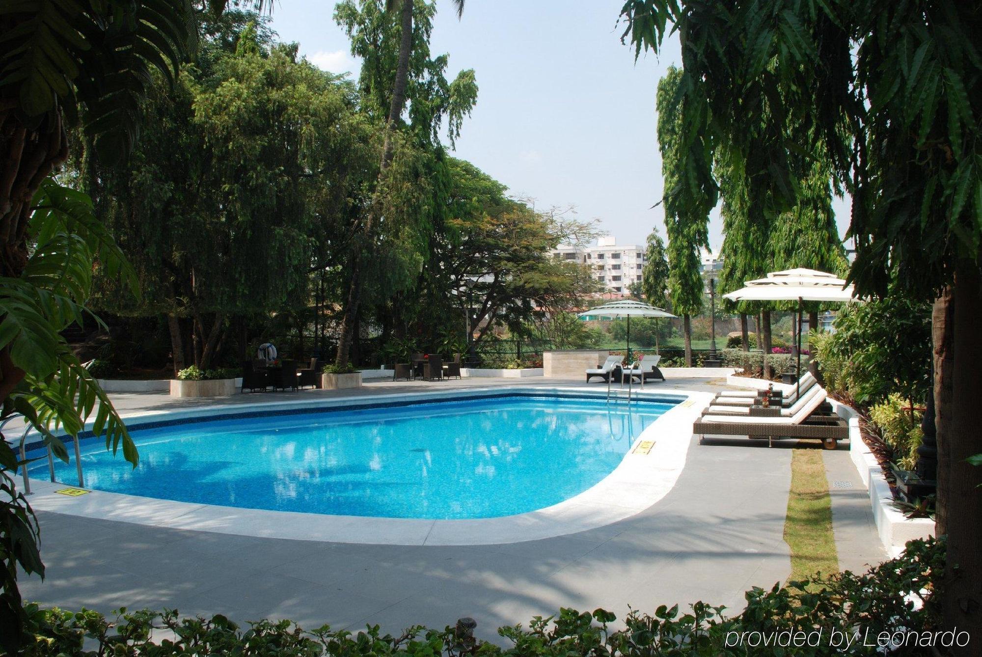 Отель Taj Banjara Хайдарабад Удобства фото Swimming pool at the hotel