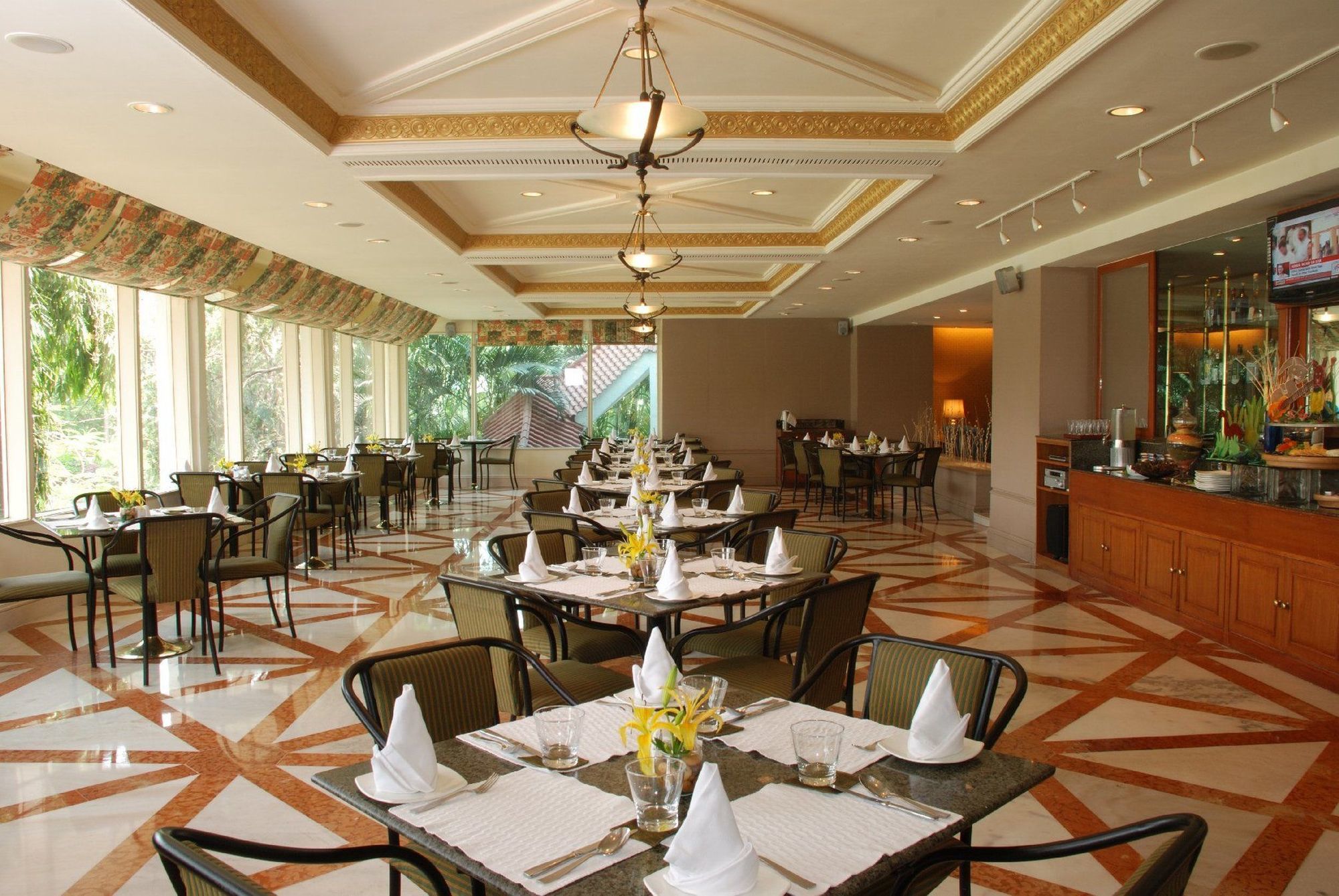 Отель Taj Banjara Хайдарабад Ресторан фото The restaurant at the hotel