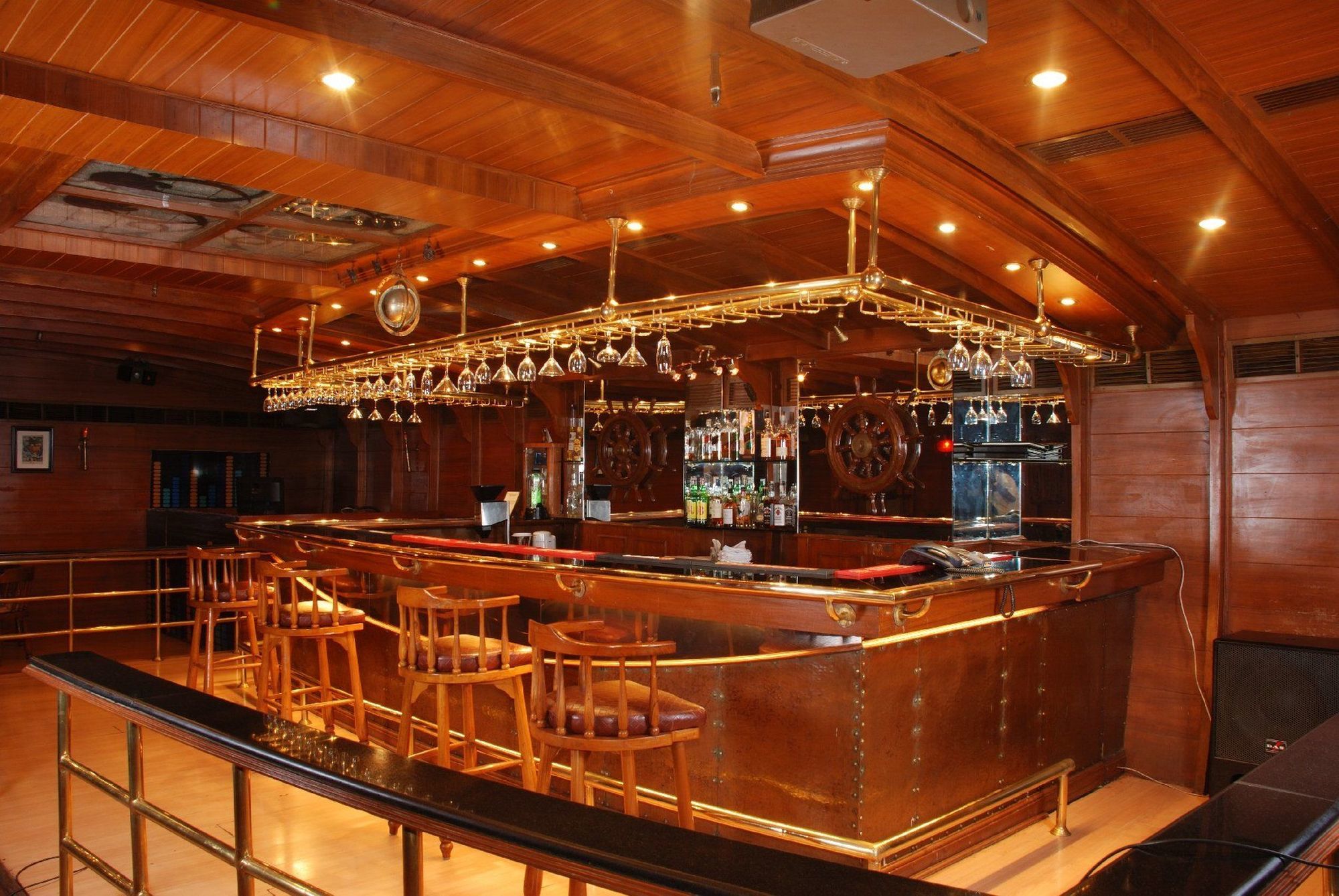 Отель Taj Banjara Хайдарабад Ресторан фото The bar on board the Calypso