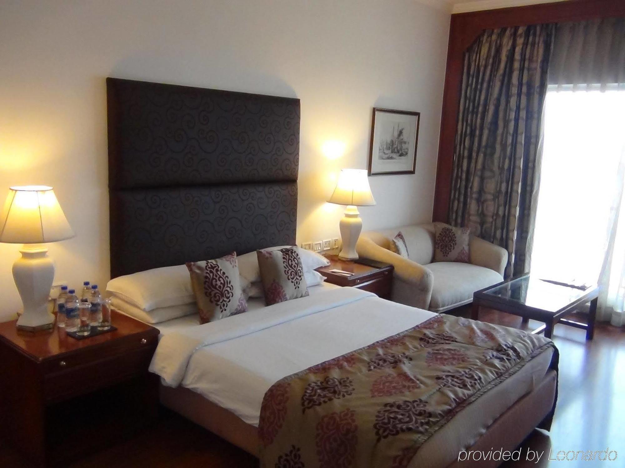Отель Taj Banjara Хайдарабад Экстерьер фото A room at the Taj Bengal