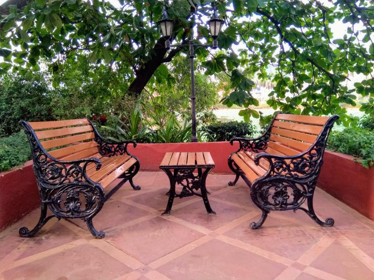 Отель Taj Banjara Хайдарабад Экстерьер фото A cast iron bench